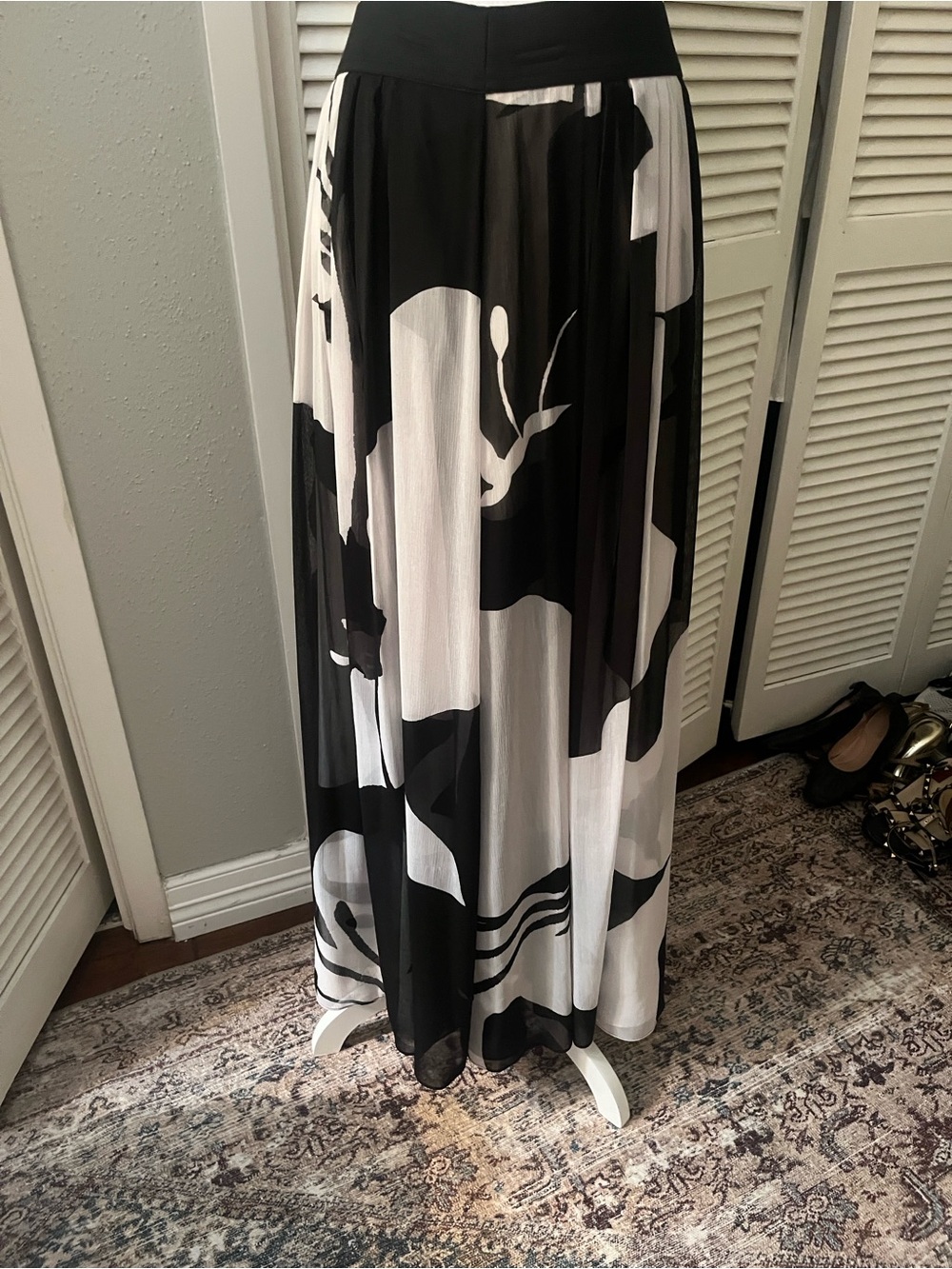 White House Black Market Black & floral black and White Abstract Maxi Skirt Sz 2